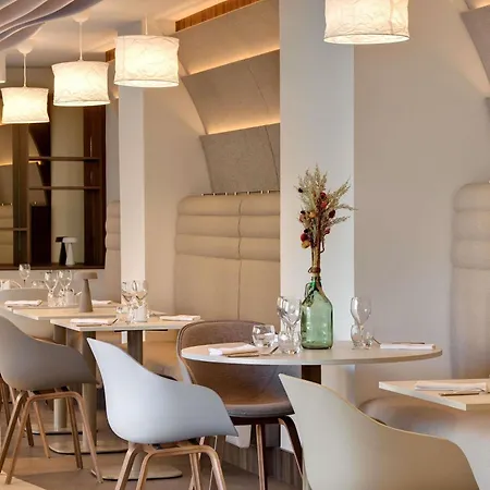 Отель Mercure Centre Comedie 4*
